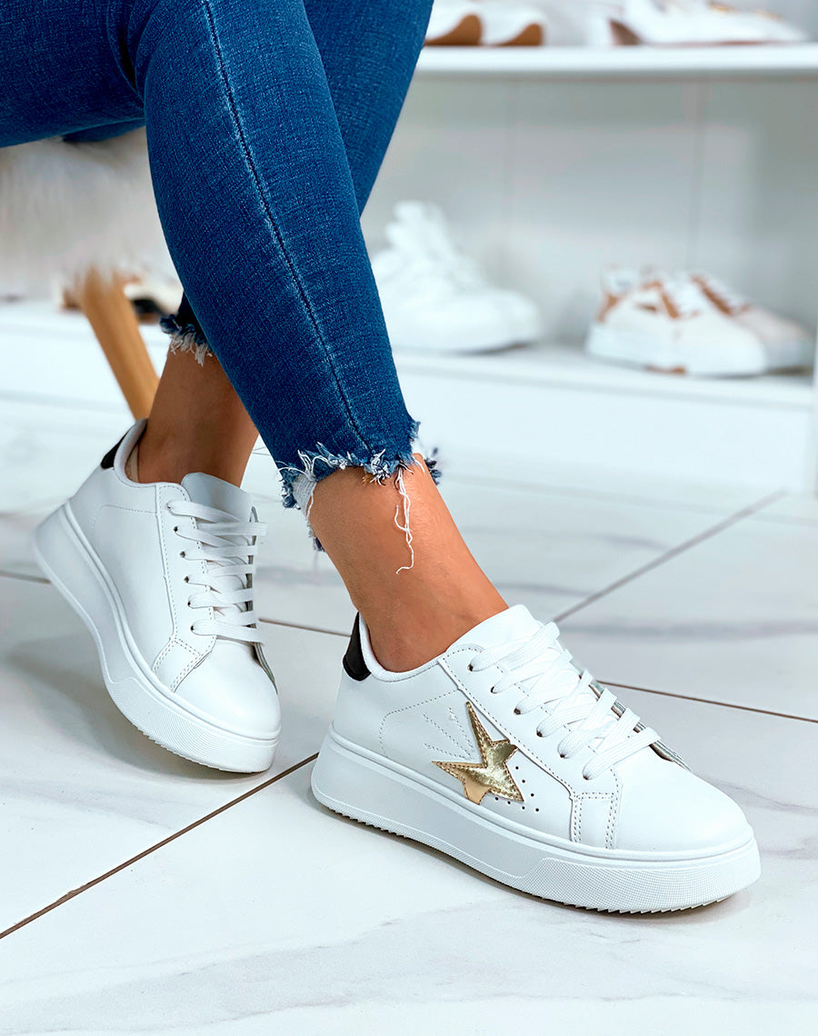 Baskets blanches à détails étoile dorée