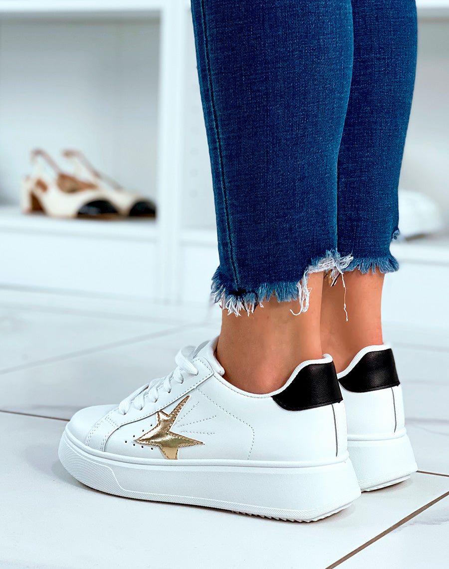Baskets blanches à détails étoile dorée