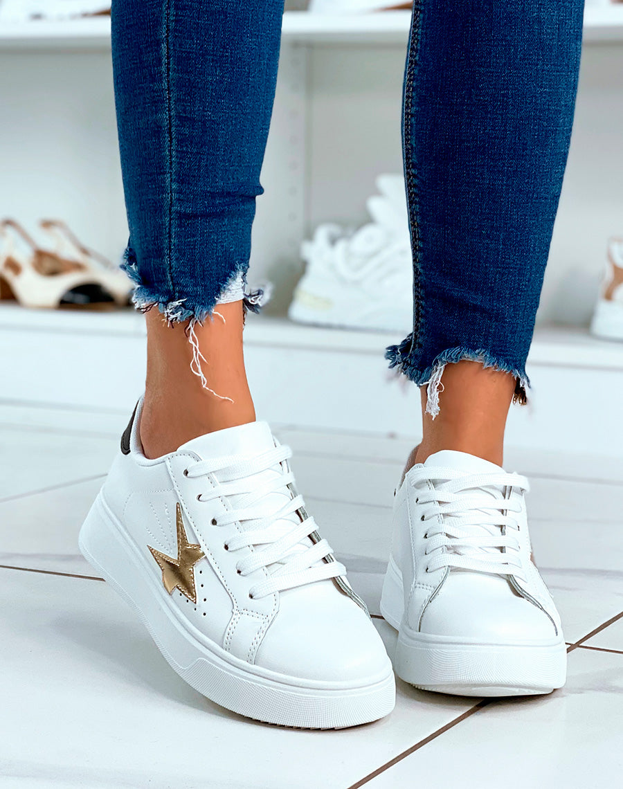 Baskets blanches à détails étoile dorée