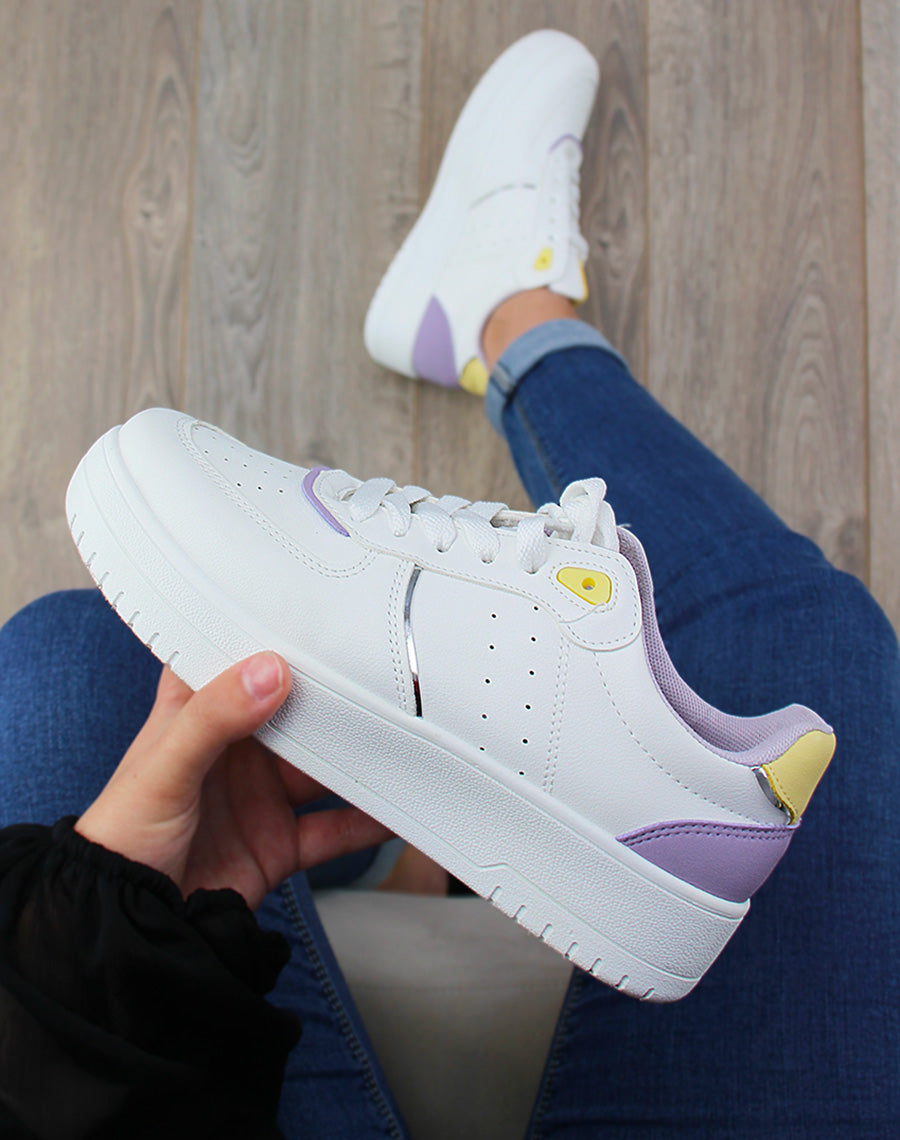 Baskets blanches à détails violet et jaune