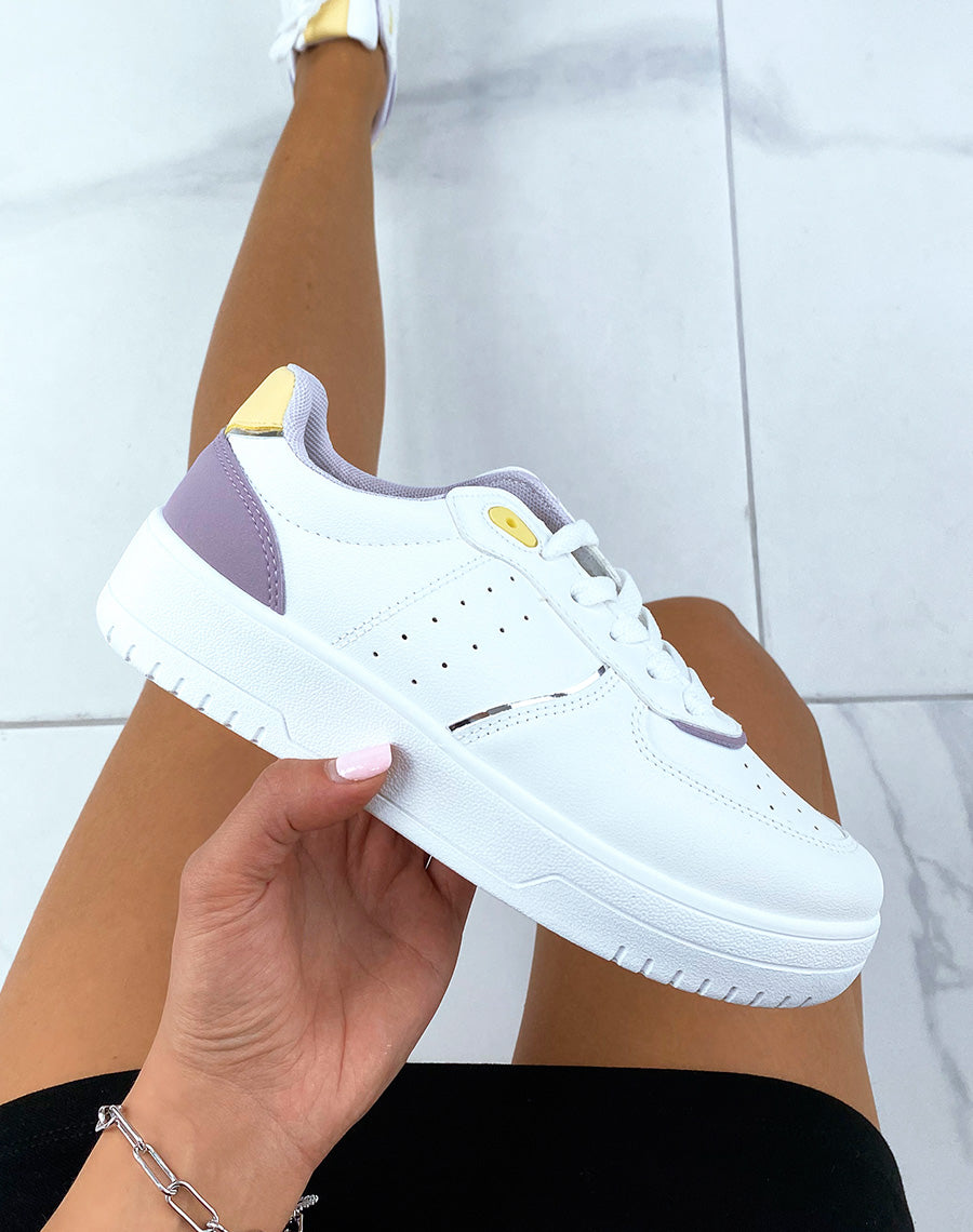 Baskets blanches à détails violet et jaune