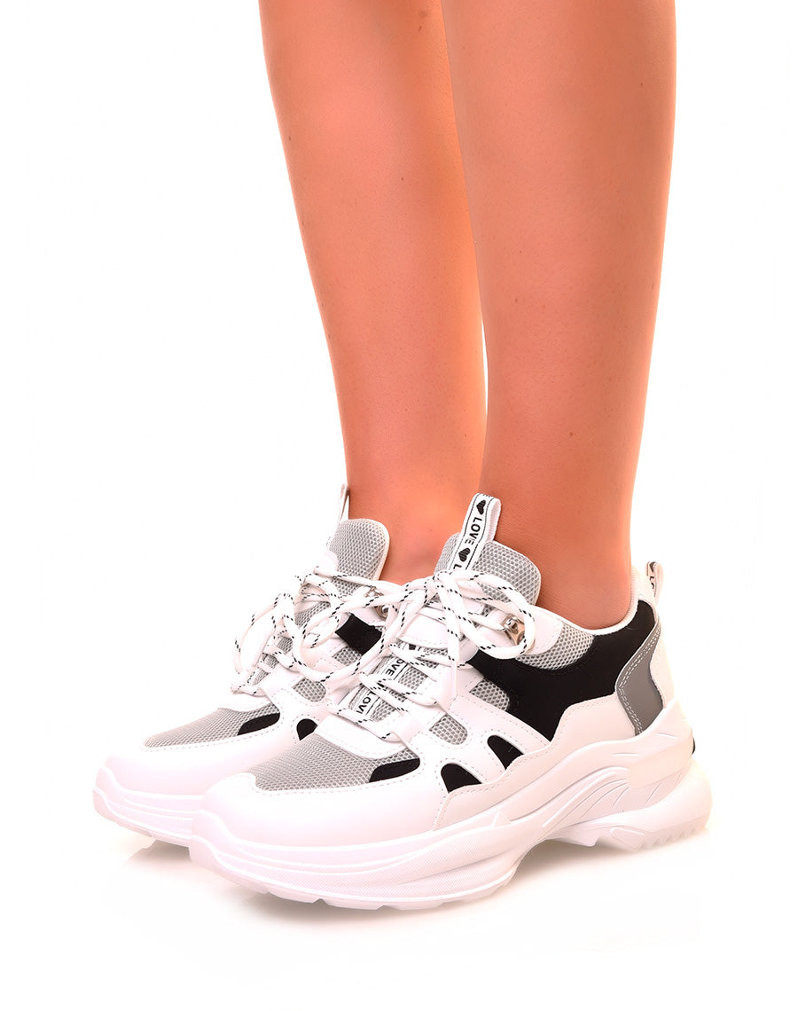 Baskets blanches à différents empiècements et à semelles épaisses