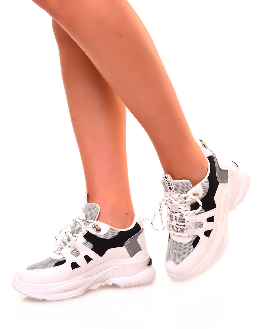 Baskets blanches à différents empiècements et à semelles épaisses