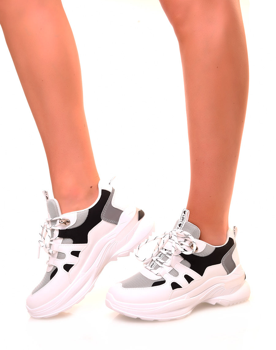 Baskets blanches à différents empiècements et à semelles épaisses