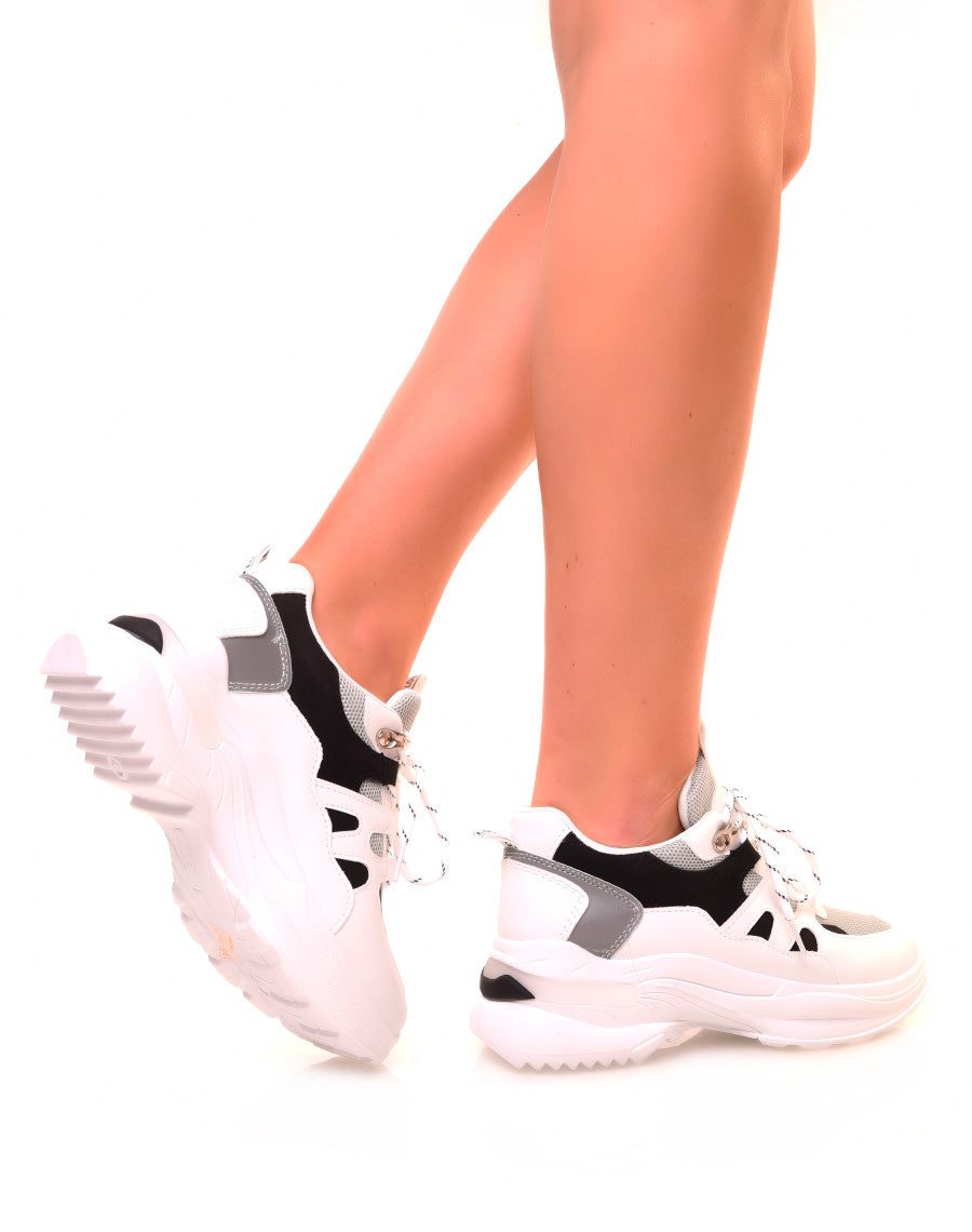 Baskets blanches à différents empiècements et à semelles épaisses