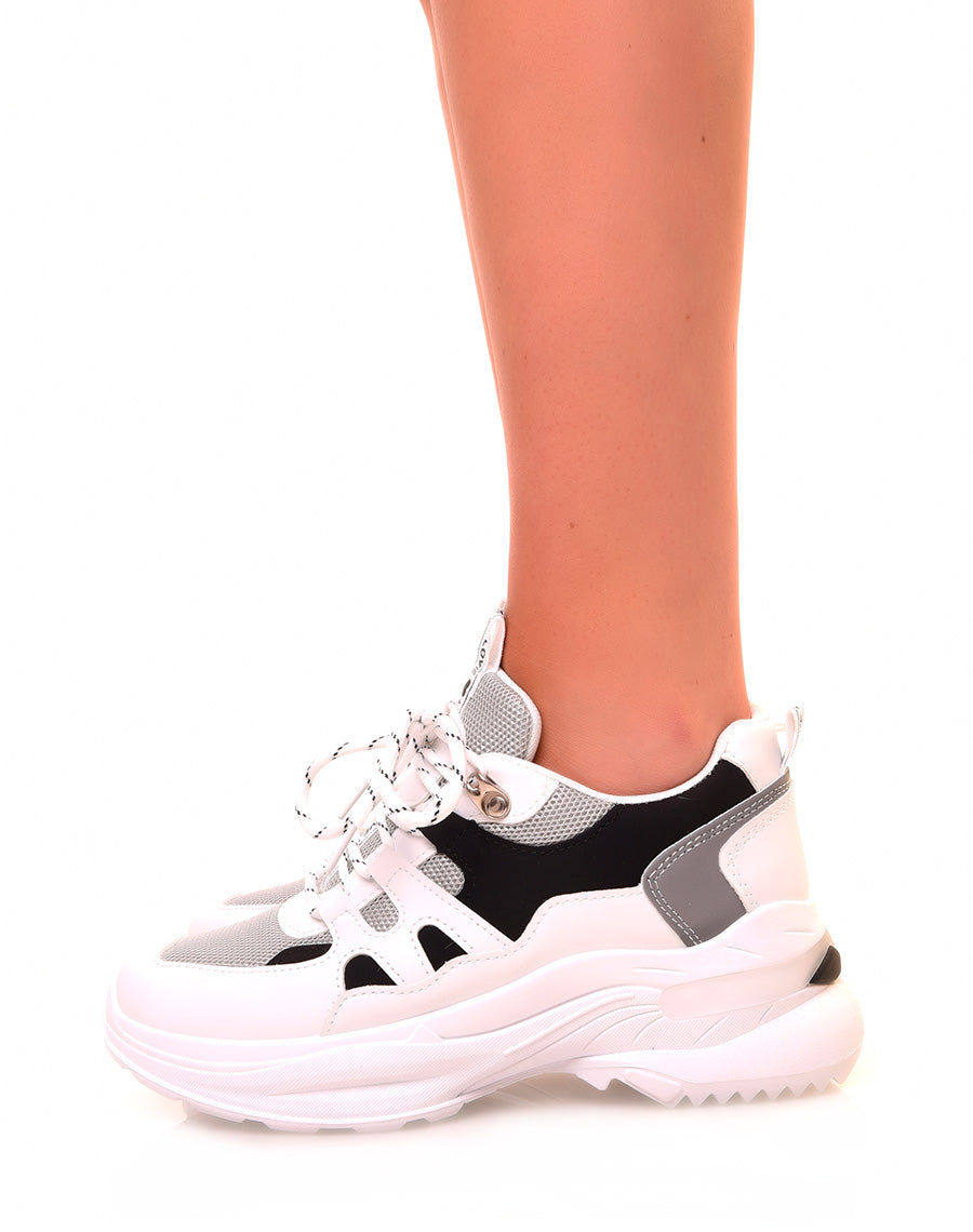 Baskets blanches à différents empiècements et à semelles épaisses