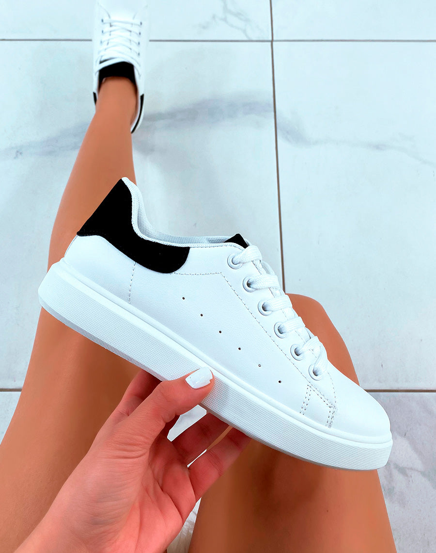 Baskets blanches à empiècement arrière noir