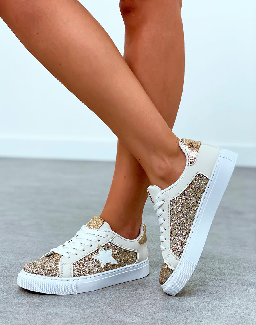 Baskets blanches à empiècement doré et argenté pailletée et à détails étoiles