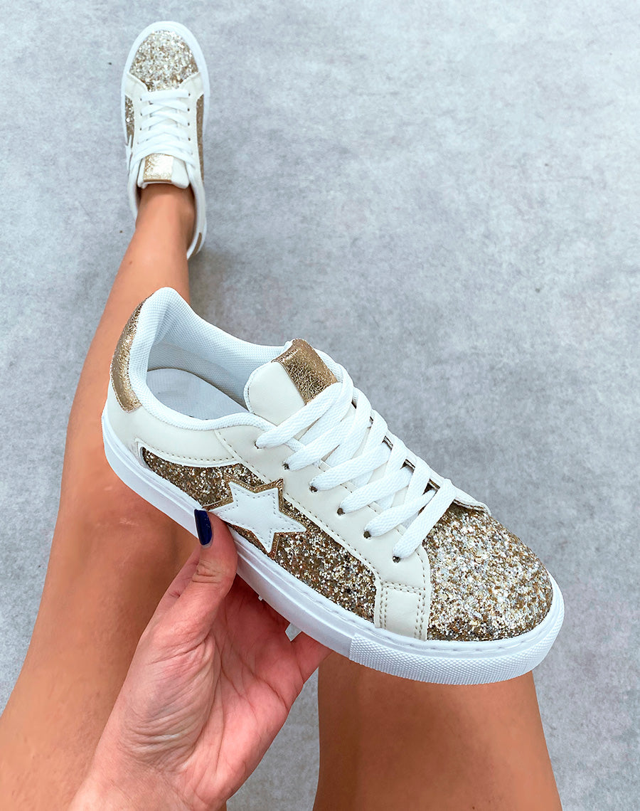 Baskets blanches à empiècement doré et argenté pailletée et à détails étoiles