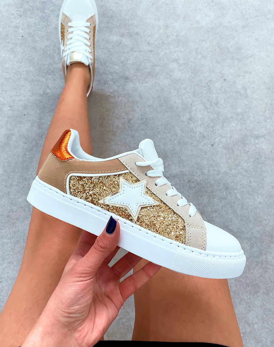 Baskets blanches à empiècement doré pailletée et à détails étoiles