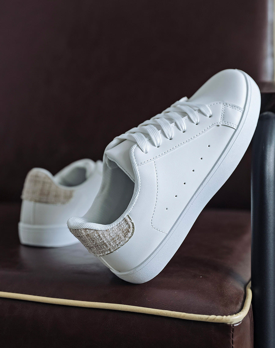 Baskets blanches à empiècement en tweed beige