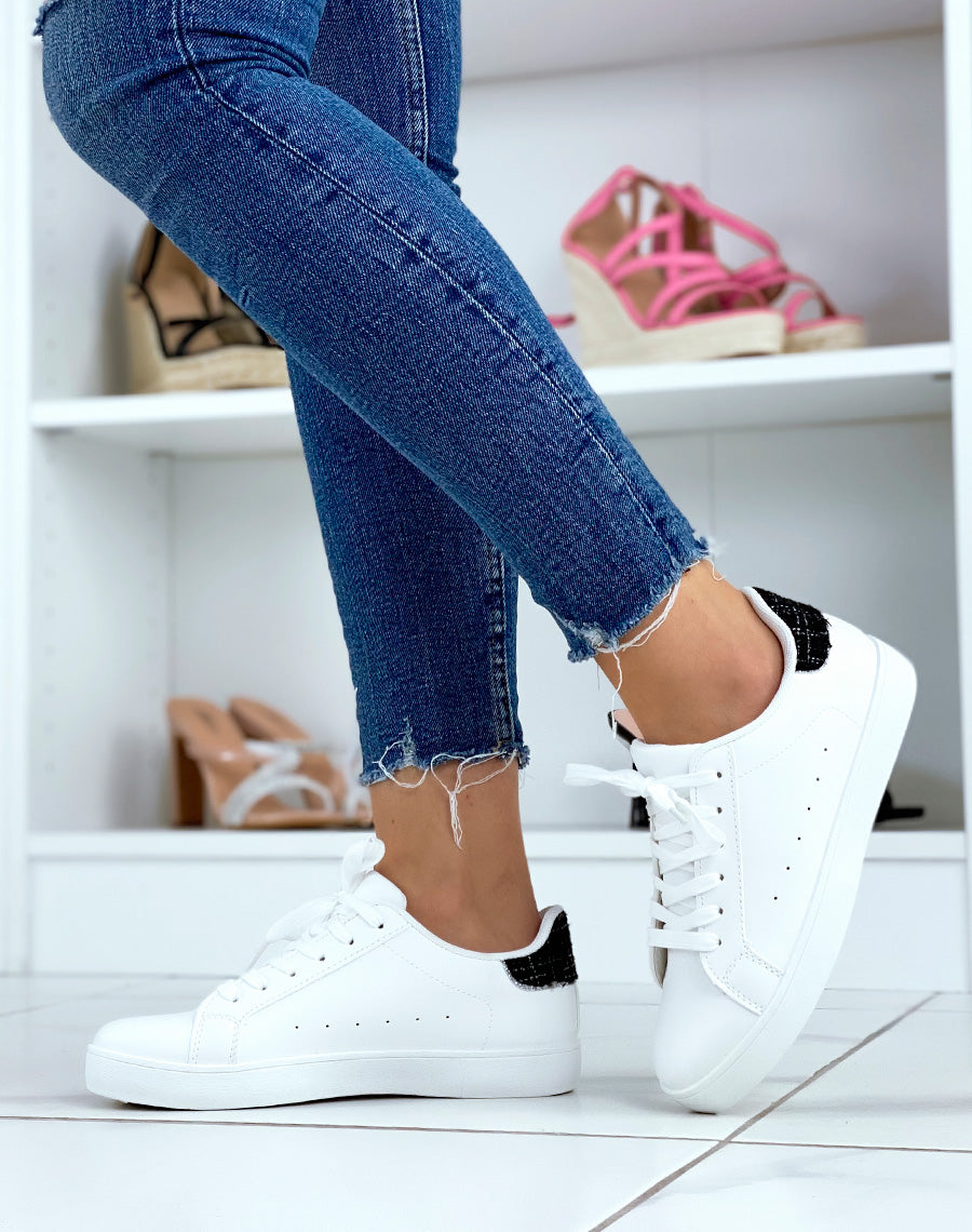 Baskets blanches à empiècement en tweed noir