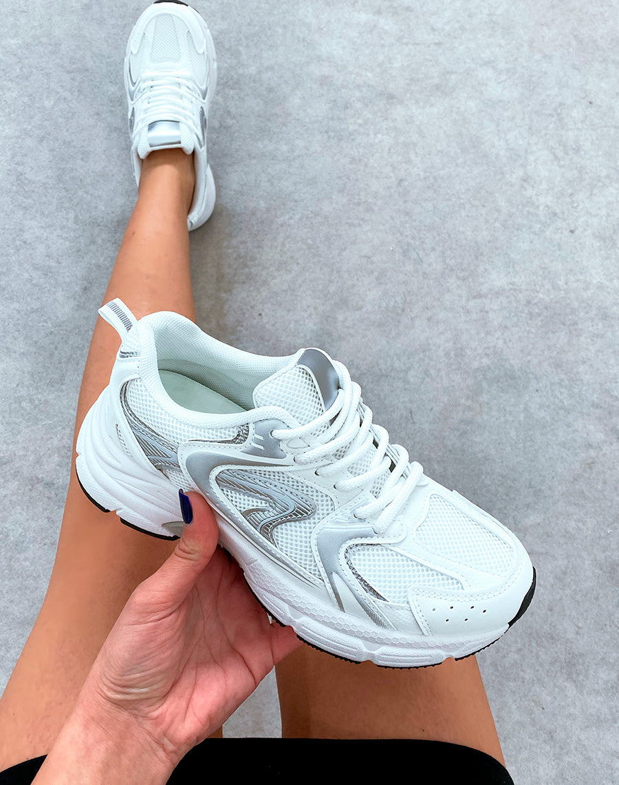 Baskets blanches à empiècement gris et à lacet effet corde