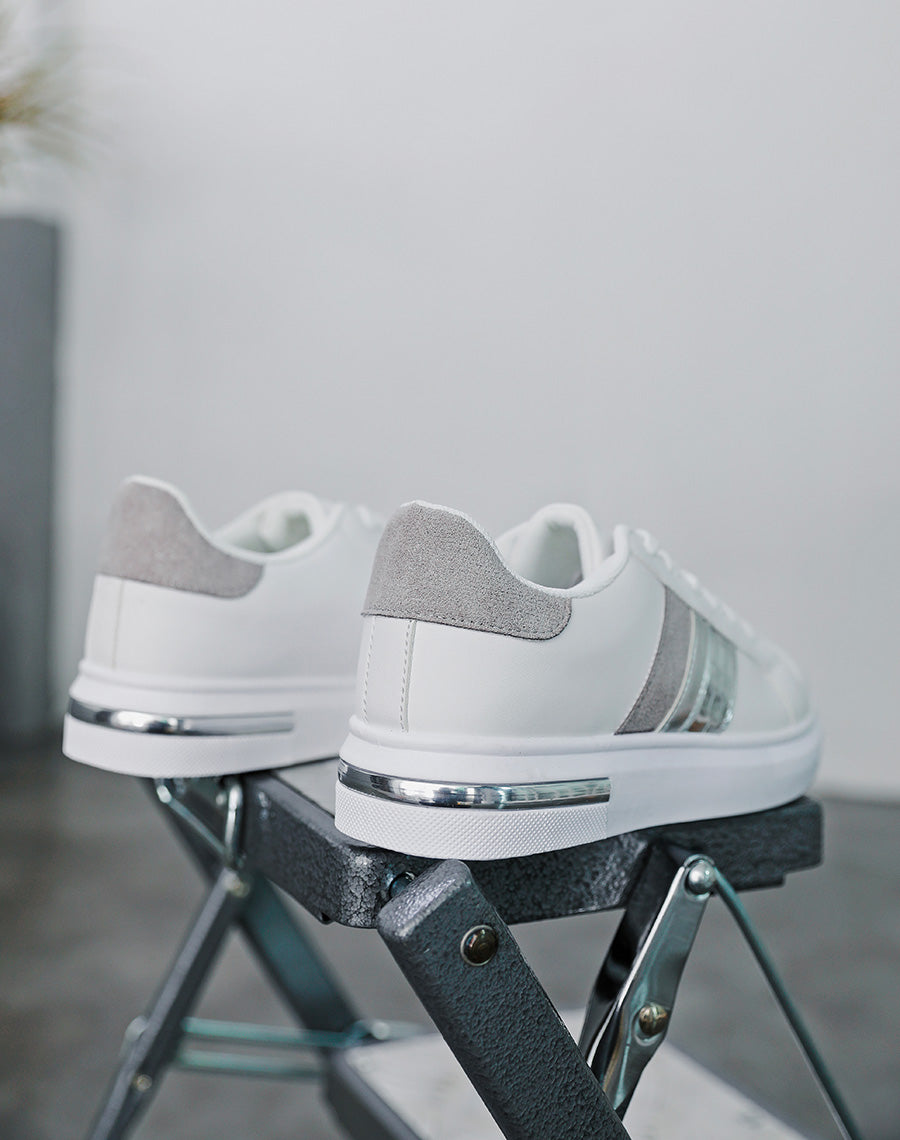 Baskets blanches à empiècement gris tri-matières