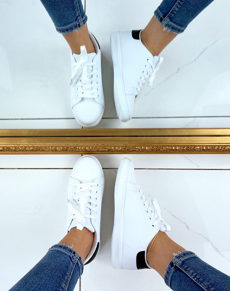 Baskets blanches à empiècement noires