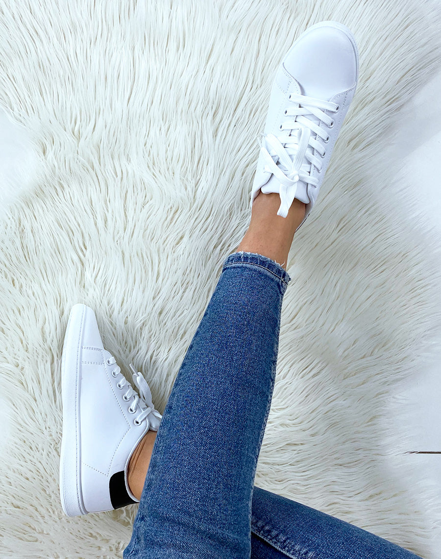 Baskets blanches à empiècement noires