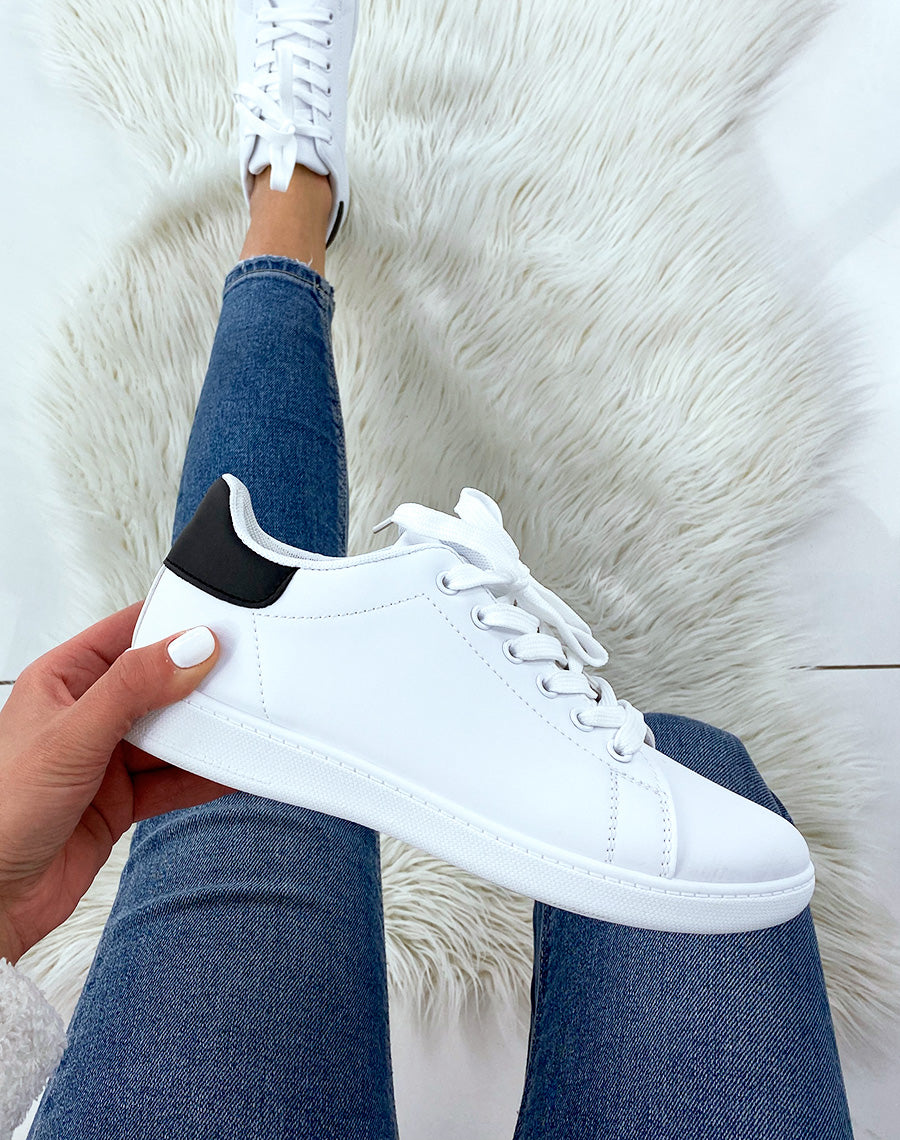 Baskets blanches à empiècement noires