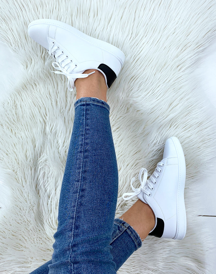 Baskets blanches à empiècement noires