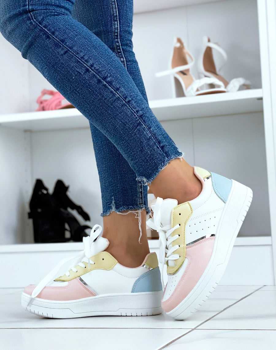 Baskets blanches à empiècement pastel et argenté