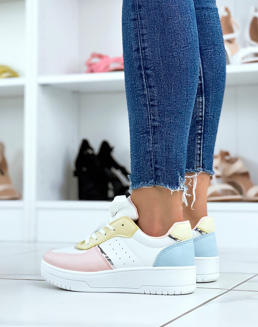 Baskets blanches à empiècement pastel et argenté