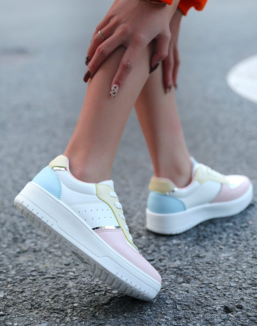 Baskets blanches à empiècement pastel et argenté