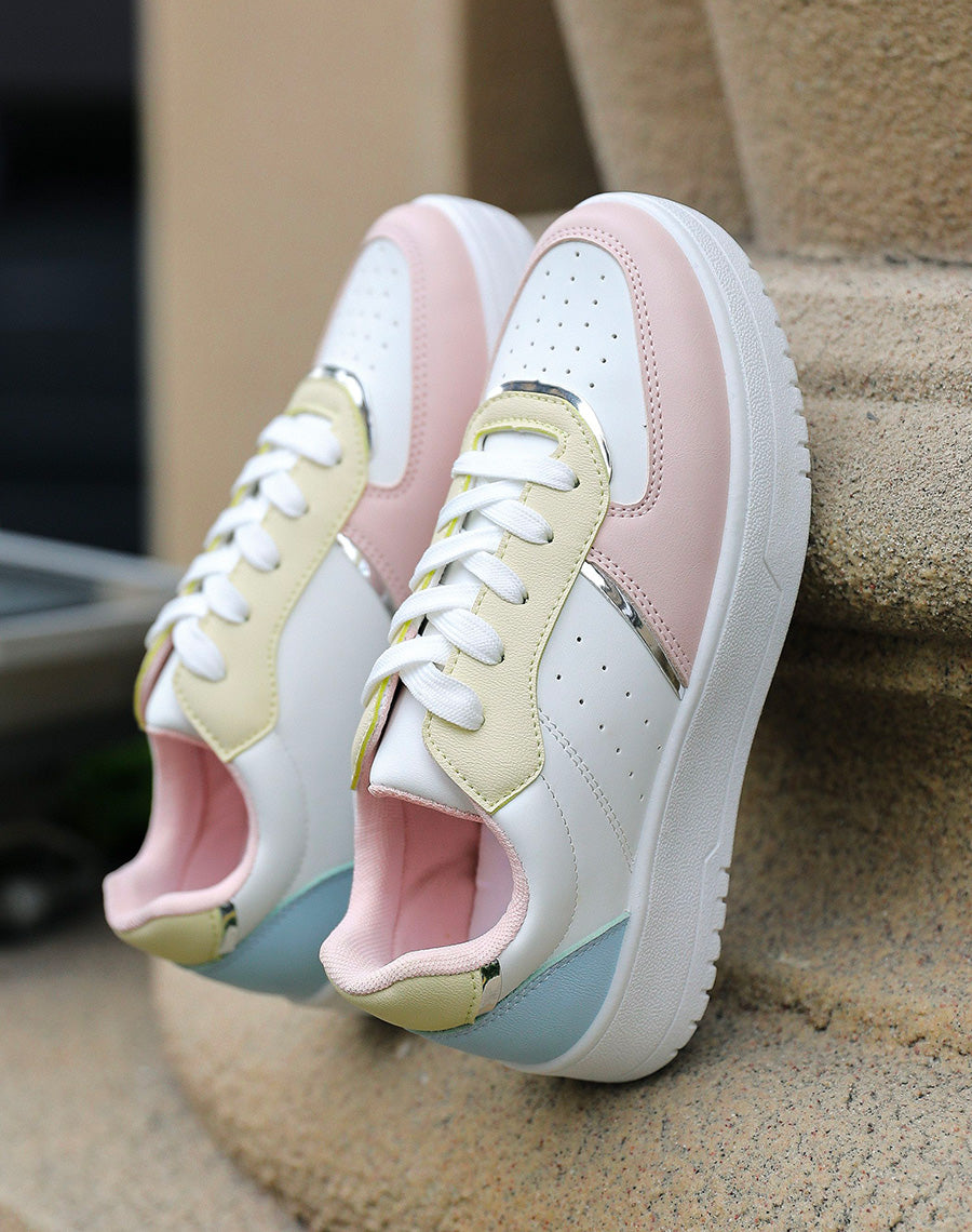 Baskets blanches à empiècement pastel et argenté