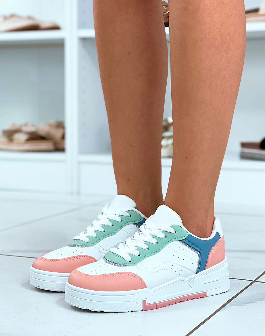 Baskets blanches à empiècement rose bleu et vert