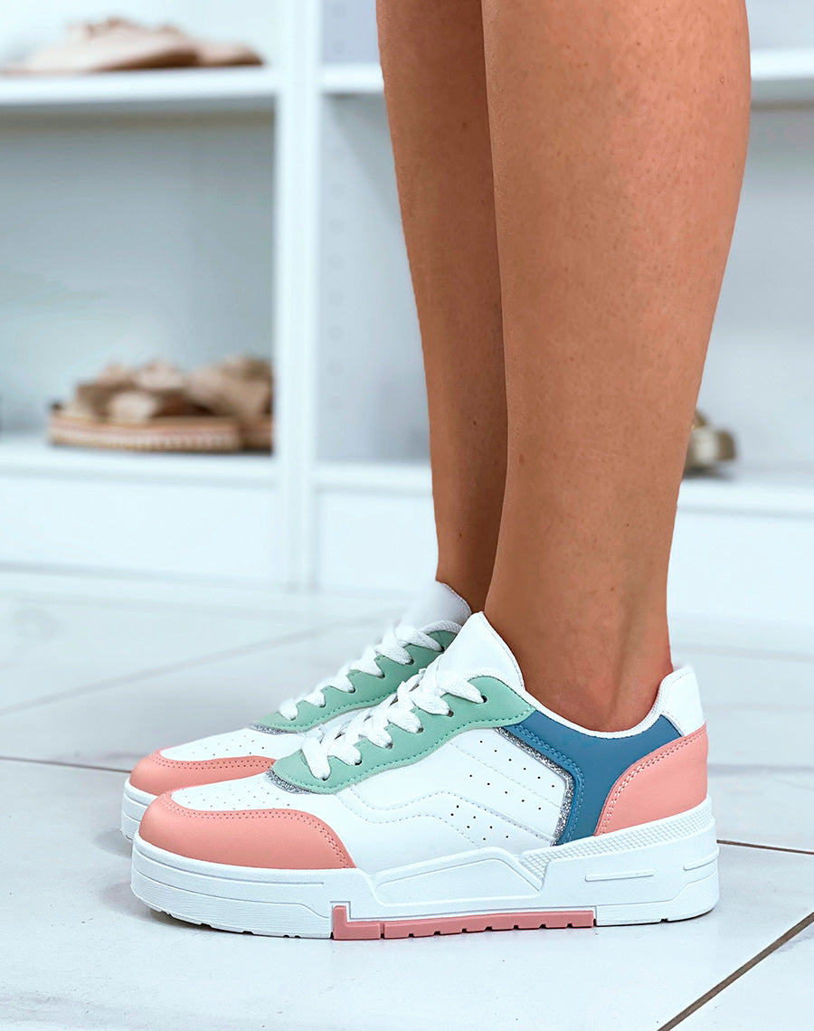 Baskets blanches à empiècement rose bleu et vert