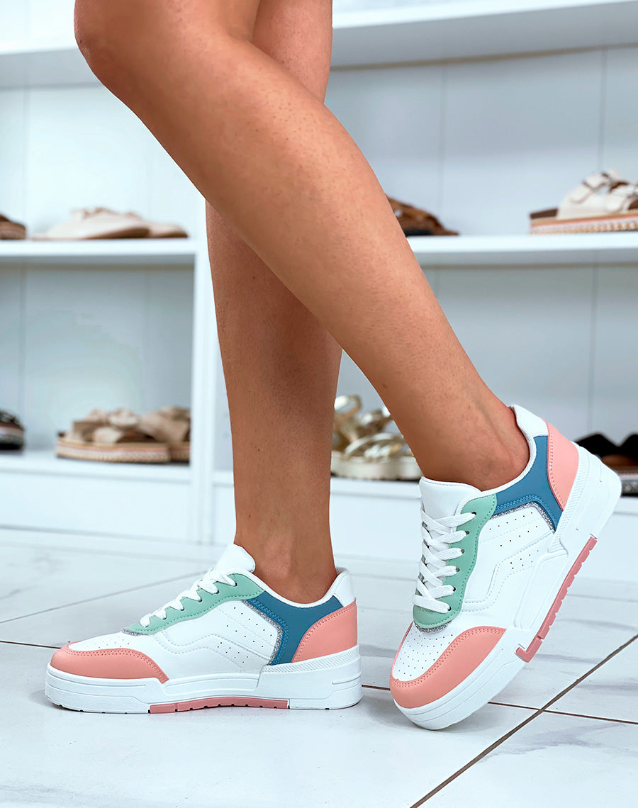 Baskets blanches à empiècement rose bleu et vert