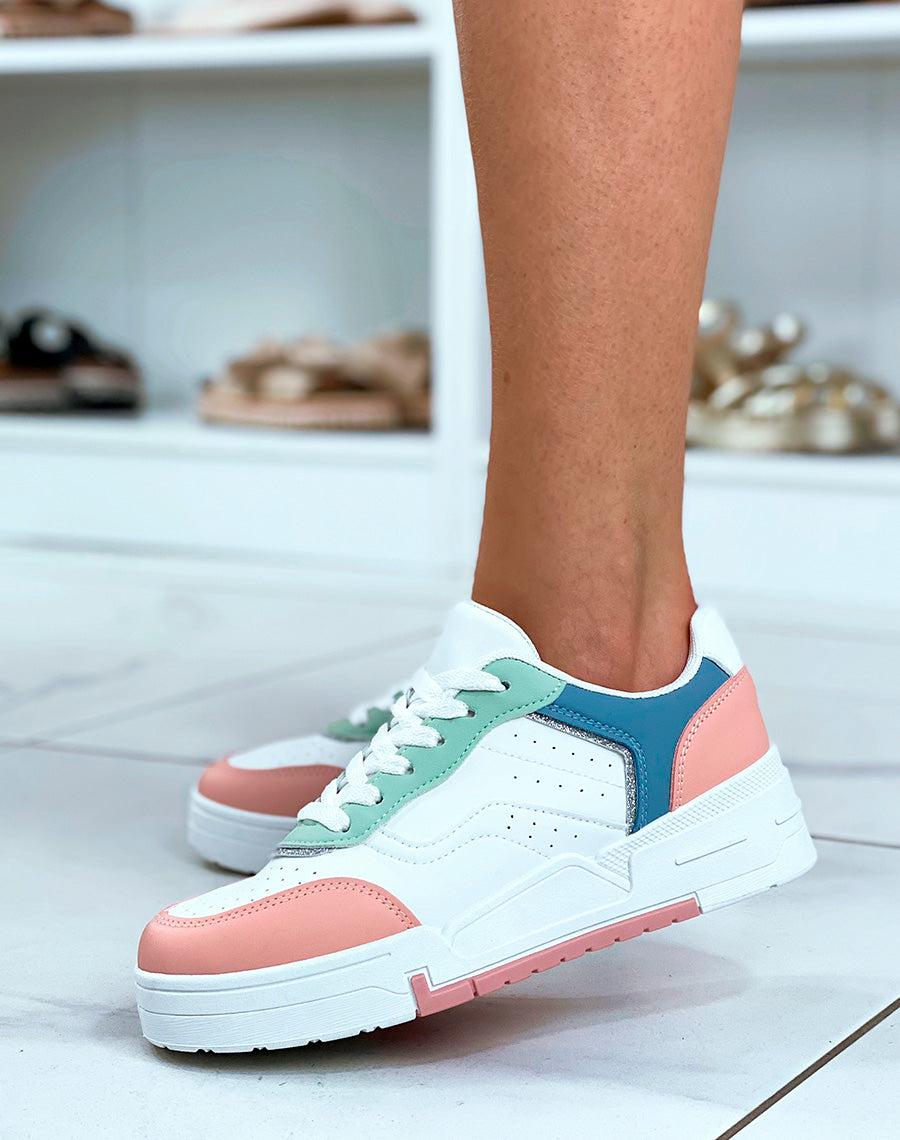 Baskets blanches à empiècement rose bleu et vert