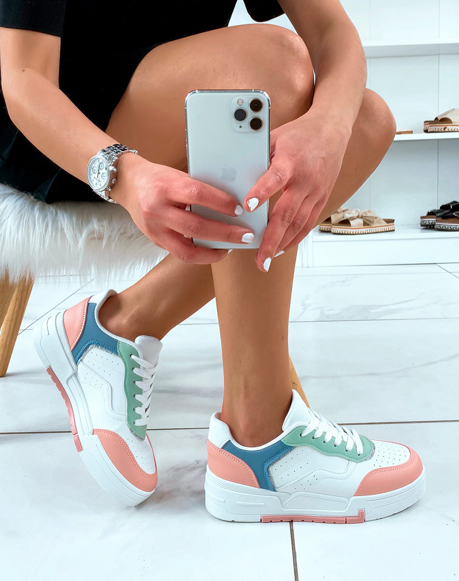 Baskets blanches à empiècement rose bleu et vert