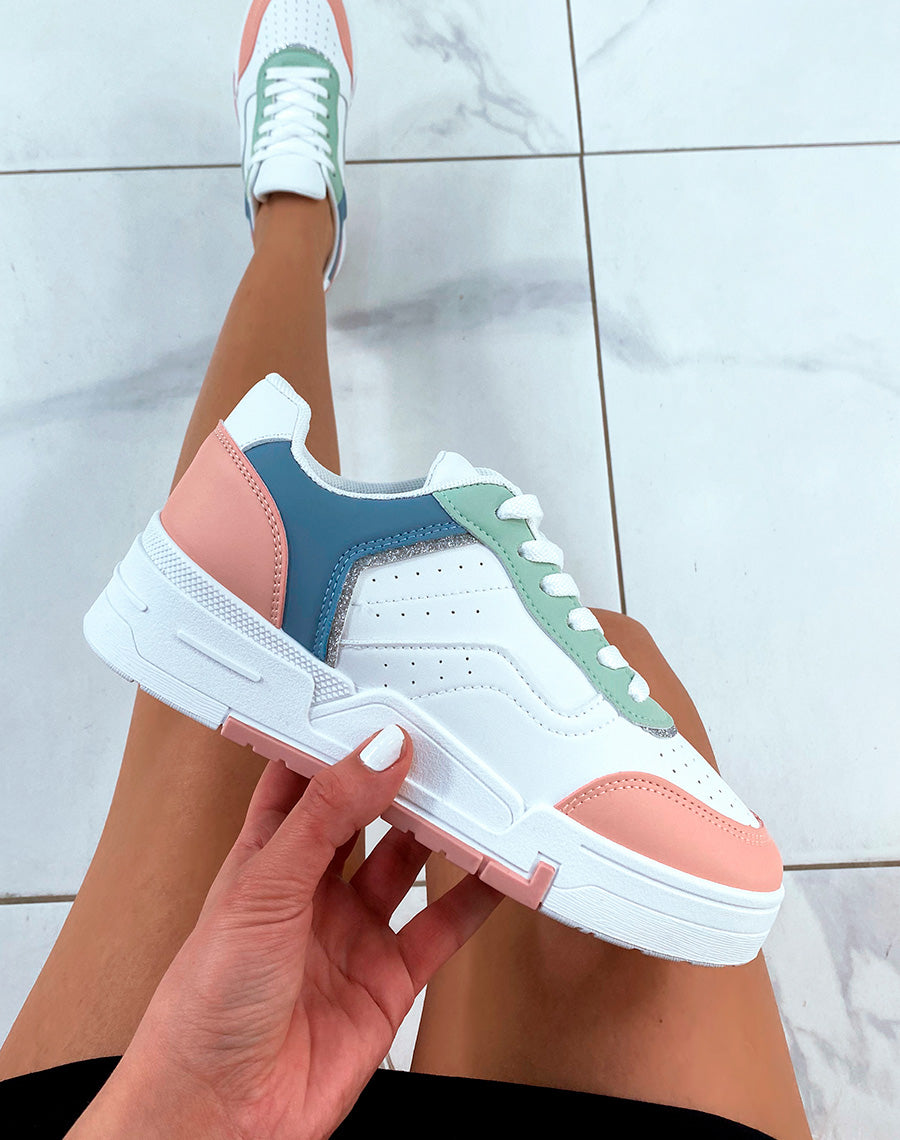 Baskets blanches à empiècement rose bleu et vert