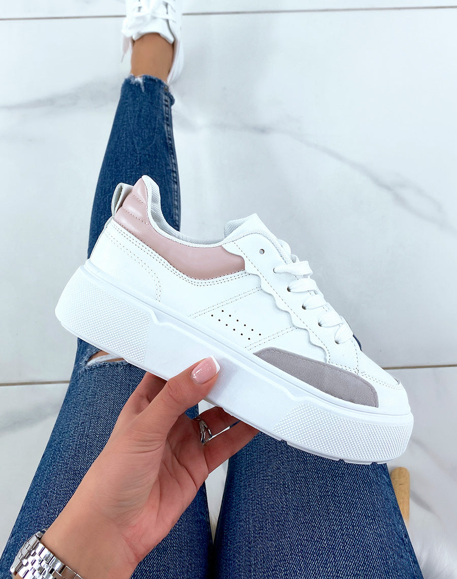 Baskets blanches à empiècement rose et gris