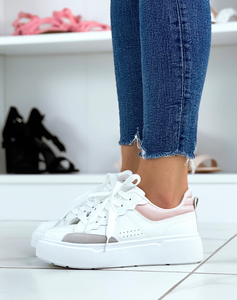 Baskets blanches à empiècement rose et gris