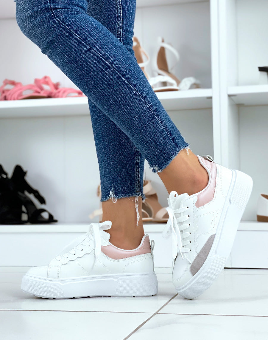 Baskets blanches à empiècement rose et gris