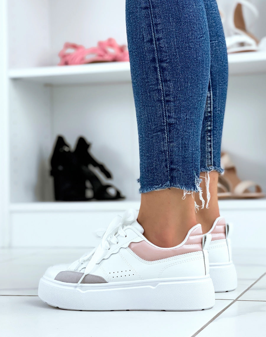 Baskets blanches à empiècement rose et gris