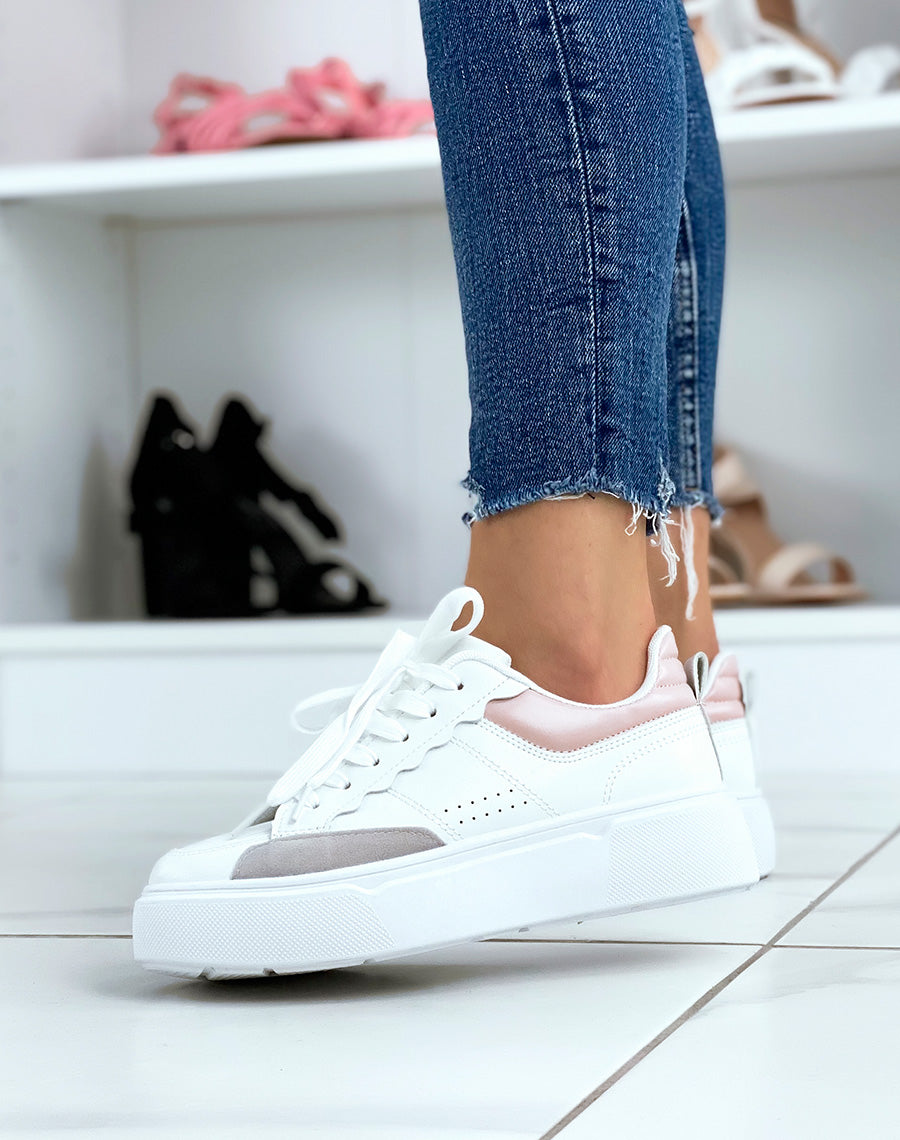 Baskets blanches à empiècement rose et gris