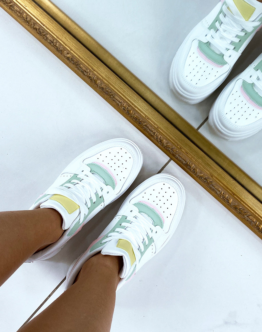 Baskets blanches à empiècement tricolore et semelle épaisse