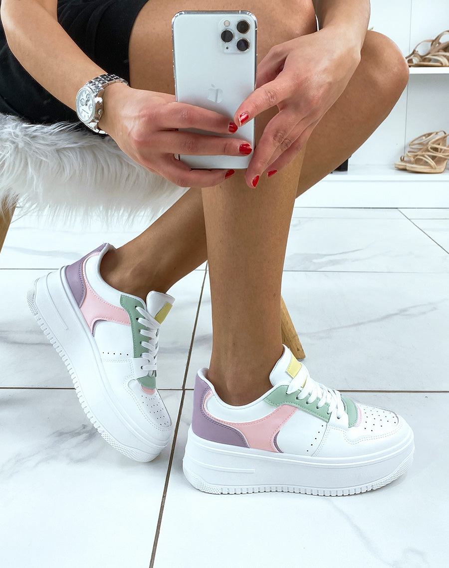 Baskets blanches à empiècement tricolore et semelle épaisse