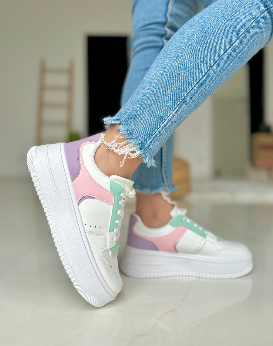 Baskets blanches à empiècement tricolore et semelle épaisse