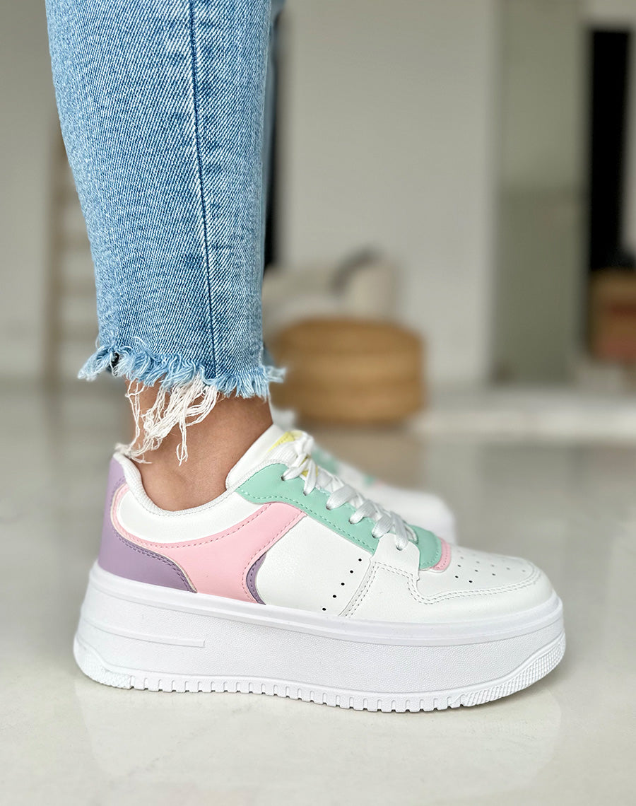 Baskets blanches à empiècement tricolore et semelle épaisse