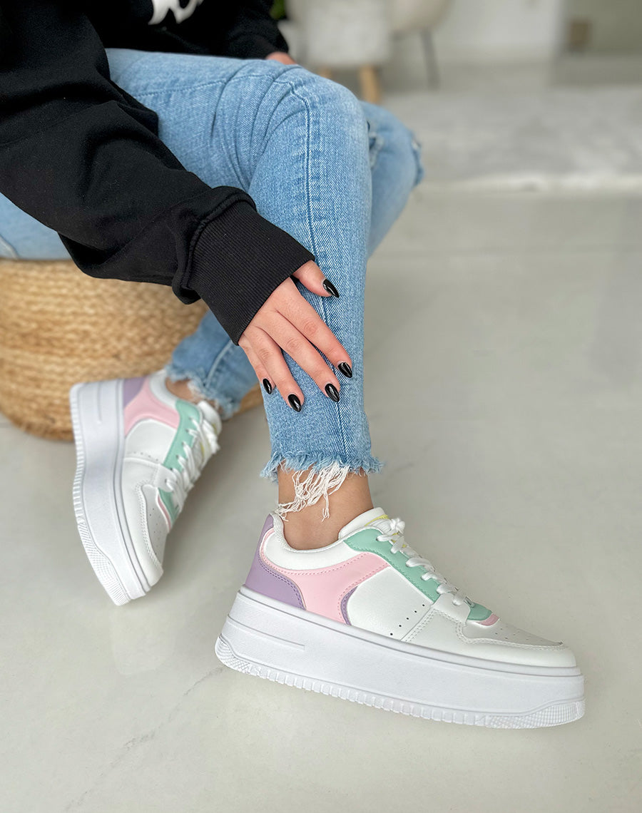 Baskets blanches à empiècement tricolore et semelle épaisse