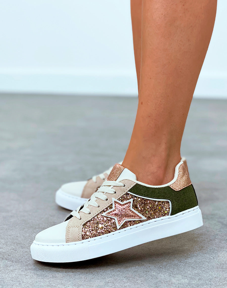 Baskets blanches à empiècement vert kaki et pailleté et à détails étoiles