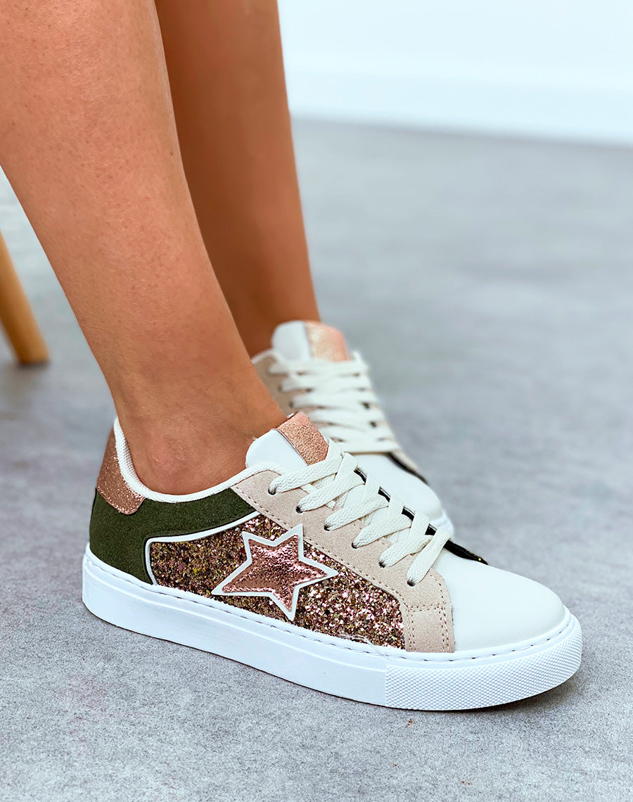 Baskets blanches à empiècement vert kaki et pailleté et à détails étoiles