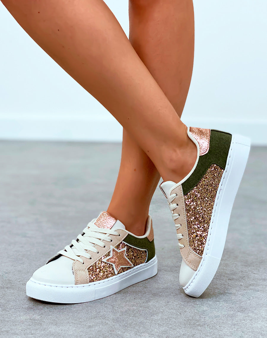 Baskets blanches à empiècement vert kaki et pailleté et à détails étoiles