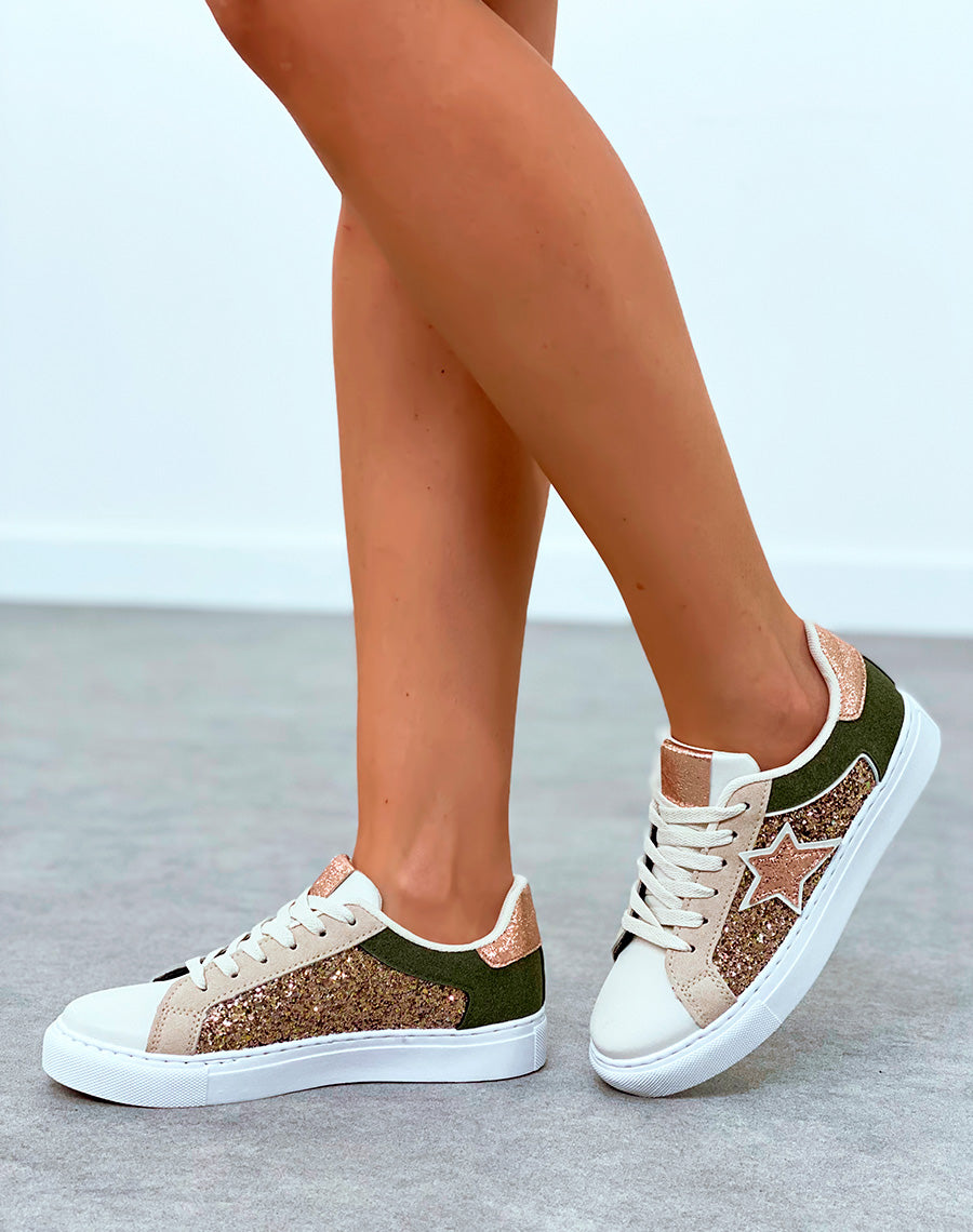 Baskets blanches à empiècement vert kaki et pailleté et à détails étoiles