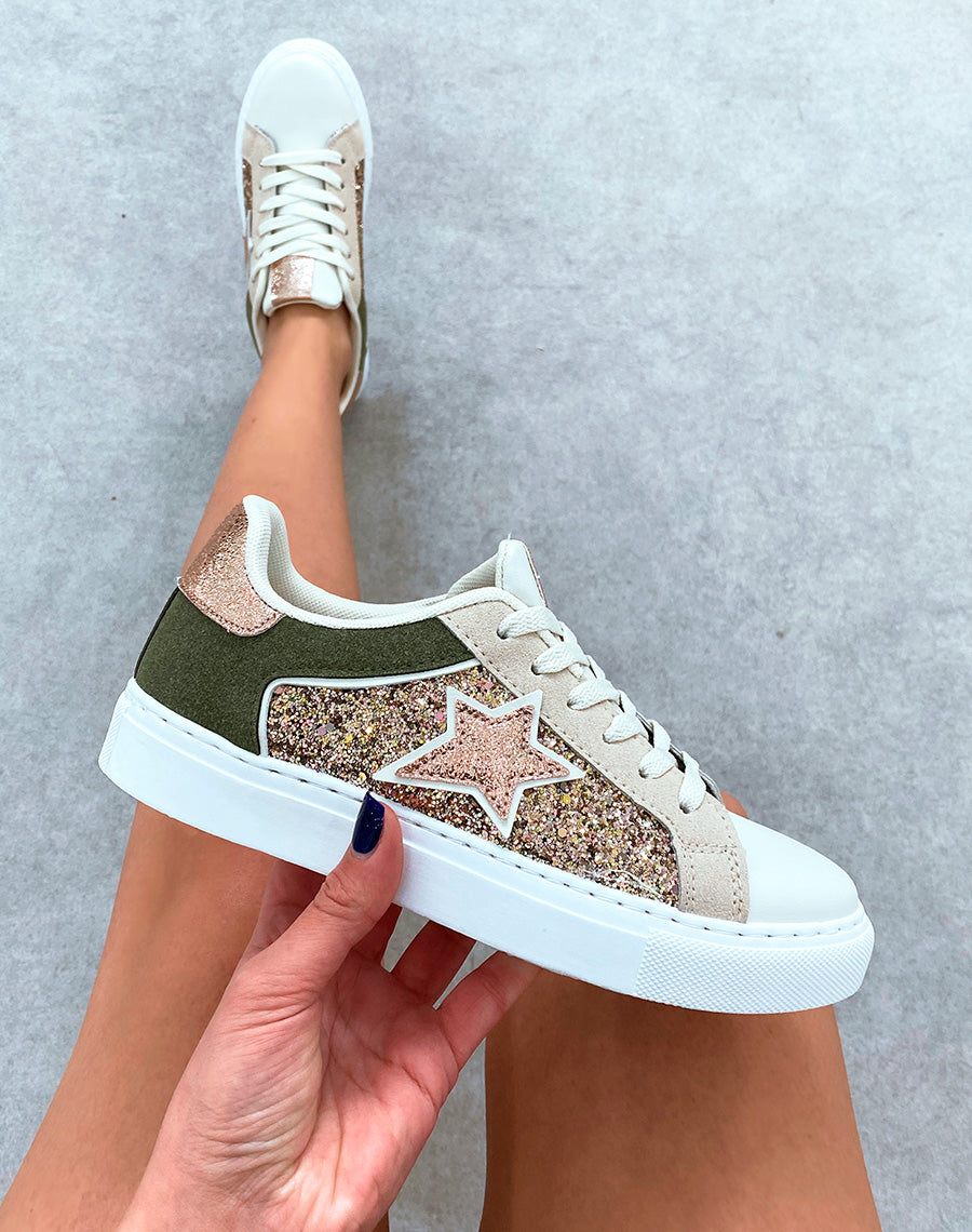 Baskets blanches à empiècement vert kaki et pailleté et à détails étoiles