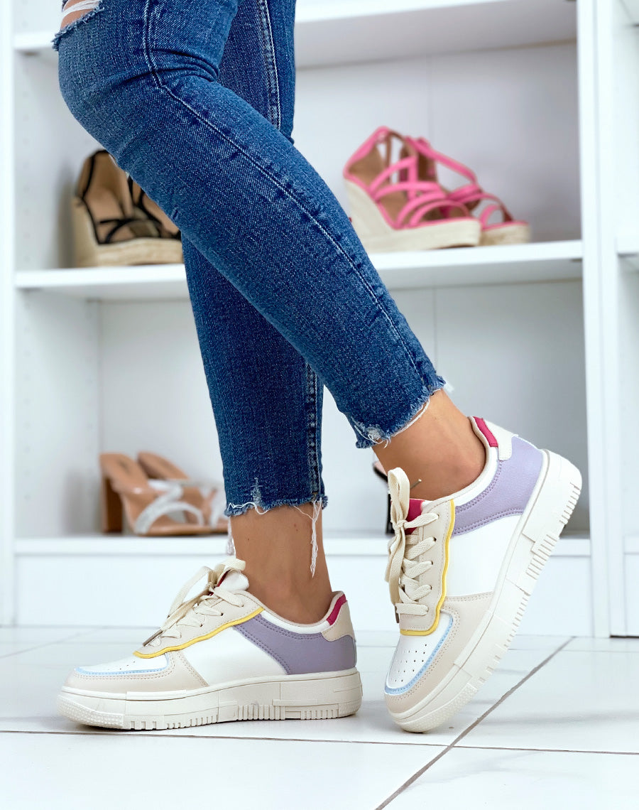 Baskets blanches à empiècements beiges violets roses jaunes et bleus