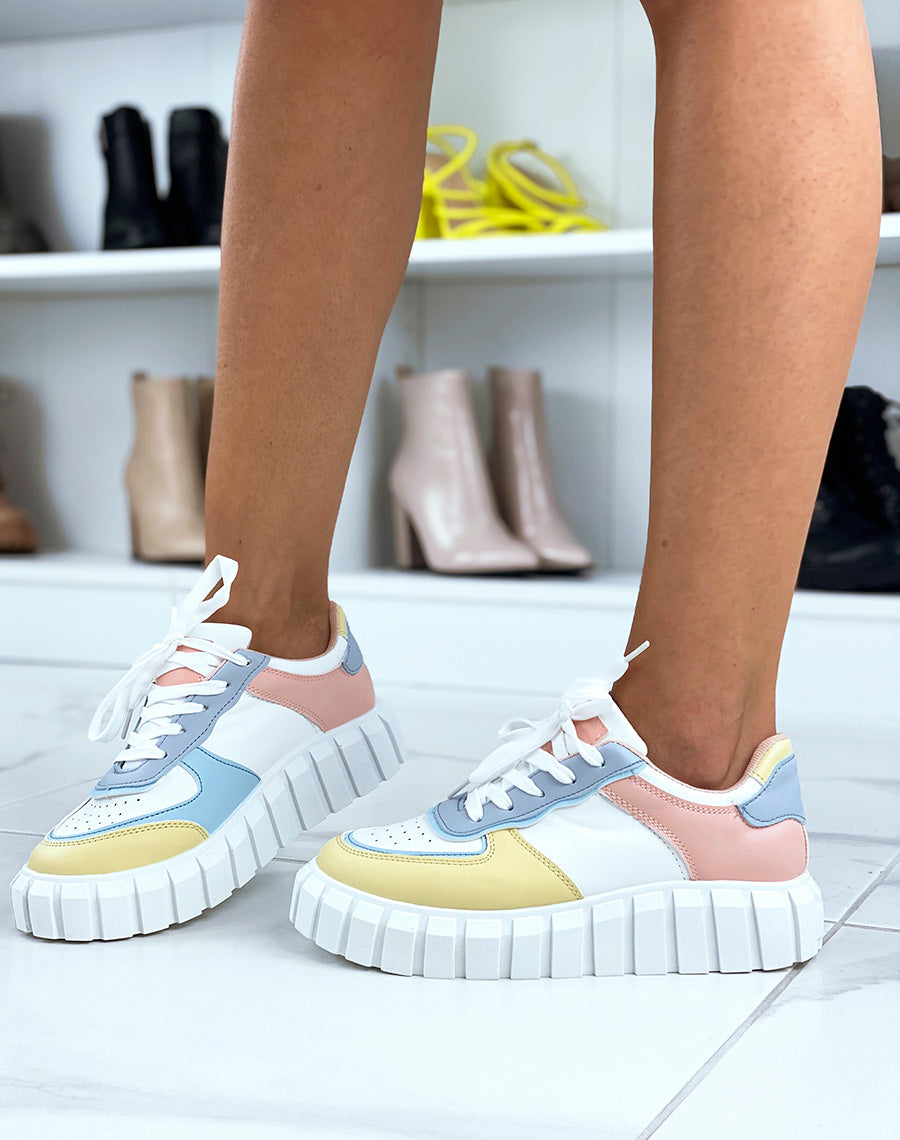Baskets blanches à empiècements bleus jaunes et roses et grosse semelle