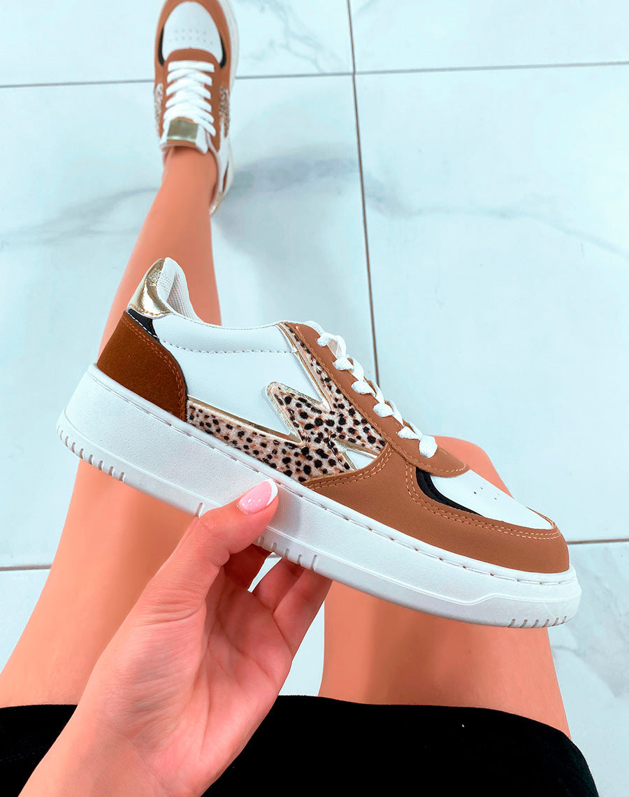 Baskets blanches à empiècements camel et dorées et détails éclair motifs léopard